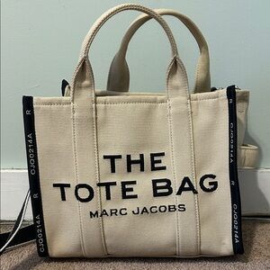 Marc Jacobs Canvas The Tote Bag in Beige with Black Logo